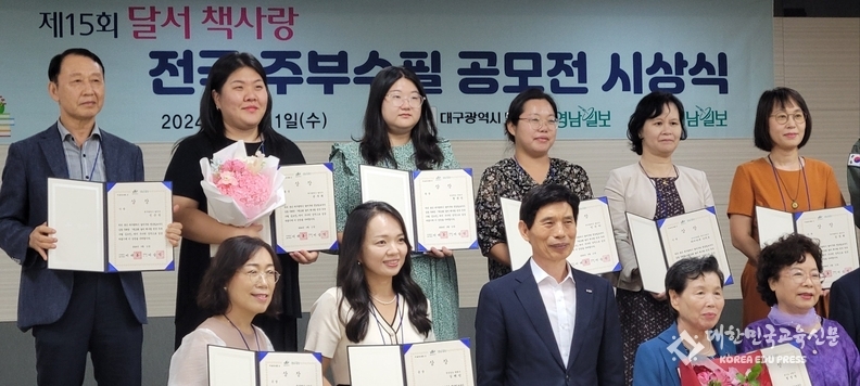 수상자들과 함께 단체 사진 촬영