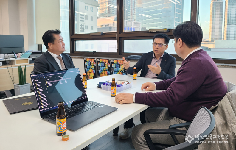 광주교총 좌담-좌측으로부터 대한민국교육신문 김영식호남총국장, 광주교총 손영완회장