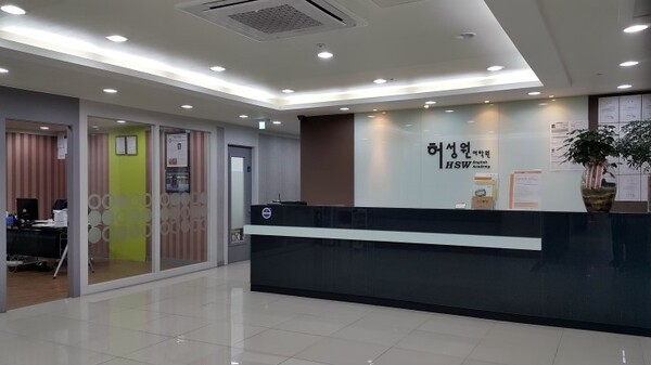 * 허성원 어학원 내부 : 원장의 마음과 포부처럼 넓고 사고처럼 깔끔한 인상을 준다. * 허성원 어학원 내부 : 원장의 마음과 포부처럼 넓고 사고처럼 깔끔한 인상을 준다.
