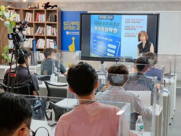 *학원대학교에서 특별한 강연을 통해 영감을 나누는 모습 