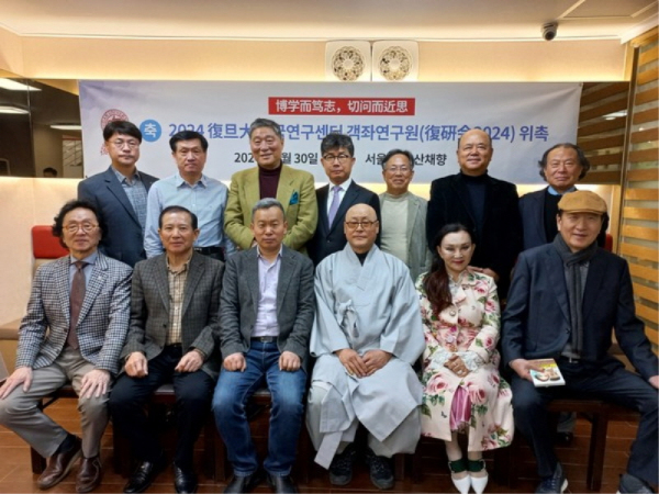사진제공: 복연회(复硏会) / (중국 상해 푸단대학교의 한국연구소 객좌교수 위촉식)