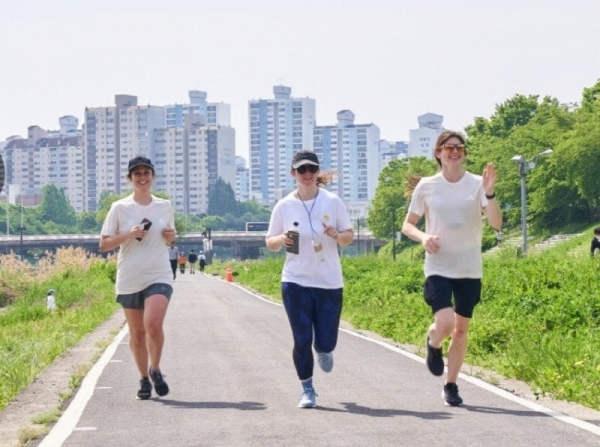 (사진제공: 사단법인 스트리투홈 ) 탄천기부 마라톤 대회에 참가한 북미지역 외국인들이 마라톤을 완주하고있다.