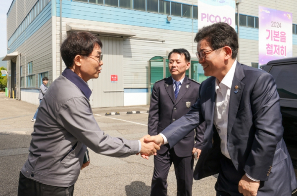 고광효 관세청장(오른쪽)이 17일 오후 양산 소재 (주)화인테크놀리지를 방문해 업체관계자와 인사를 나누고 있다.