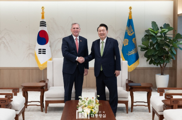5월 22일 윤석열 대통령은 「케빈 매카시(Kevin McCarthy)」 前 미국 하원의장을 접견하고, 한미동맹의 발전 방향에 대해 의견을 교환했다.