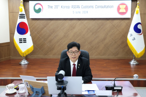 고광효 관세청장이 5일 화상회의로 개최된 ‘제20차 한-아세안 관세청장회의’에 참석하여 아세안 10개국 관세당국 대표들과 주요 협력사안들을 논의하고 있다.