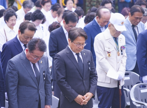 강기정 광주광역시장이 6일 오전 남구 광주공원 현충탑에서 열린 '제69회 현충일 추념식'에 참석해 추모 사이렌에 맞춰 순국선열과 호국영령에 대한 묵념을 하고 있다.
