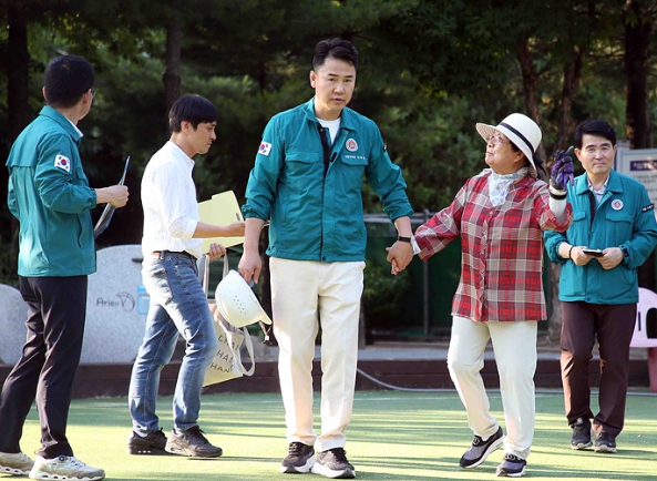 오언석 도봉구청장은 지난 6월 4일 초안산 창골축구장을 찾아 맨발 산책로 조성 사업 진행 상황 등을 점검했다