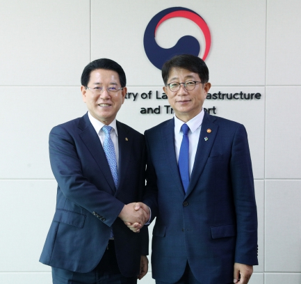 김영록 전라남도지사가 17일 정부세종청사에서 박상우 국토교통부 장관을 만나 미래첨단소재 국가산업단지 지정, 호남권 미래 고속도로 조기 확충, 전라선 고속철도 전 노선 신설 방식 추진 등 전남 주요 현안 사업을 건의했다.