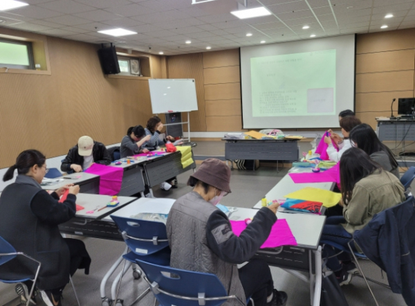 보라도서관 특성화주제인 전통 관련 프로그램에 시민들이 참여한 모습