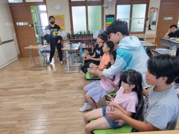 연남초 학생들이 e-스포츠 체험 및 경기를 하는 모습