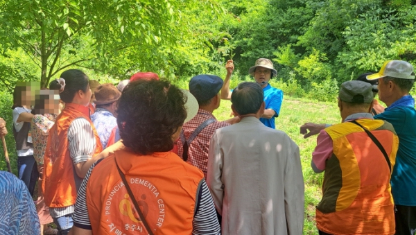 충주시치매안심센터, 야외 치유프로그램 운영