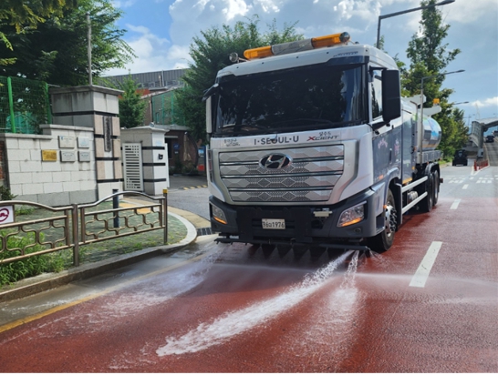 도로 물청소 중인 동대문구 청소행정과 작업 차량