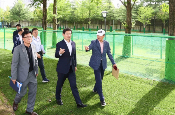 이상일 용인특례시장이 지난 24일 수지구 죽전2동 주민들과 소통간담회에서 수지아르피아 파크골프장 운영에 대한 건의가 나오자 현장을 직접 방문해 확인했다.