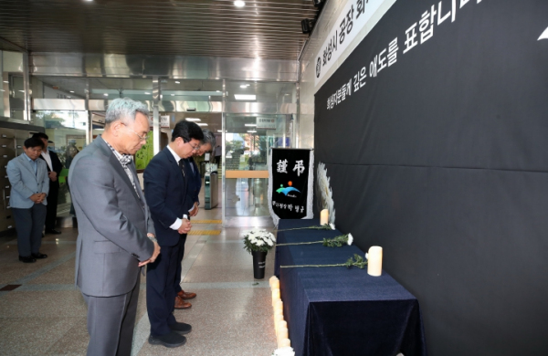 박병규 광산구청장이 26일 오후 지역 산단 기업체 대표들과 구청 1층 현관 입구에 설치된 ‘화성 공장 화재 희생자’ 분향소를 찾아 추모 묵념을 하고 있다.