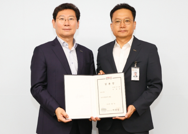 이상일 용인특례시장은 1일 이영민 제22대 수지구청장에게 임용장을 수여했다.