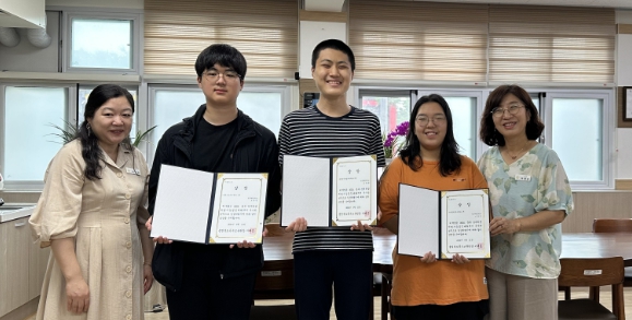 왼쪽부터 이정희 교감, 조유민, 조한규, 이정은 학생, 이영순 교장