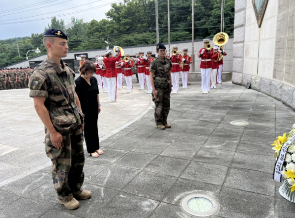 프랑스 생시르육군사관학교 생도들이 프랑스군 참전 기념비를 참배하고 있다.