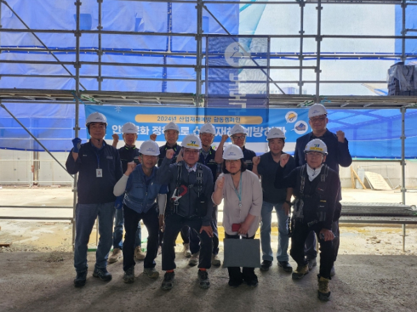 노동안전지킴이 등 점검자들이 함께하고 있다.