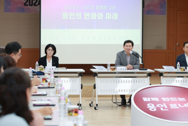 이상일 용인특례시장이 5일 수지구 상현1동 주민들과 소통간담회를 열어 인사말을 하고 있다