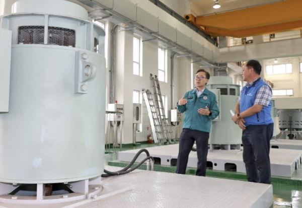 유성훈 금천구청장이 시흥빗물펌프장에서 빗물펌프를 점검하고 있다