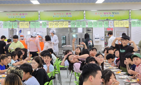 학교 급식 ‘오늘은 뷔페 먹는 날’