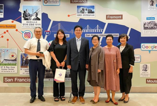 도성훈 교육감이 샌프란시스코 한국학교 관계자들과 한인센터 전시 공간에서 기념 촬영을 하고 있다.