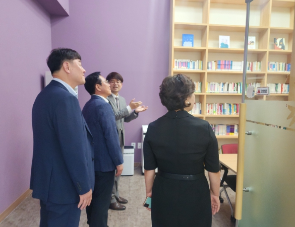 김석필 천안시 부시장이 최근 학교밖청소년지원센터를 방문했다.