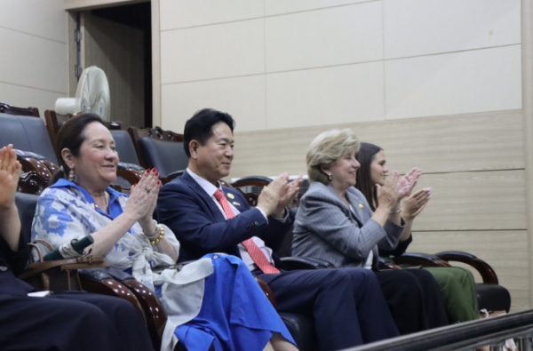 국기원을 방문한 미 텍사스주 방한단이 시범단의 박진감 넘치는 시범공연에 환호와 박수갈채를 보냈다. 왼쪽부터 시실리아 애벗 여사, 이동섭 국기원장, 제인 넬슨 국무장관.