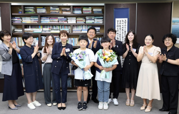 최교진 교육감, 선행 실천한 박지율, 신수오 학생에게 표창장 수여 및 격려