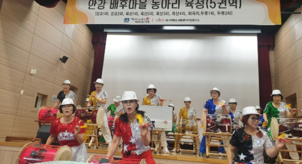 지난 9일 안강 옥산초등학교 강당에서 배후마을 동아리 활성화를 위한 ‘안강문화유랑’ 행사를 가졌다.