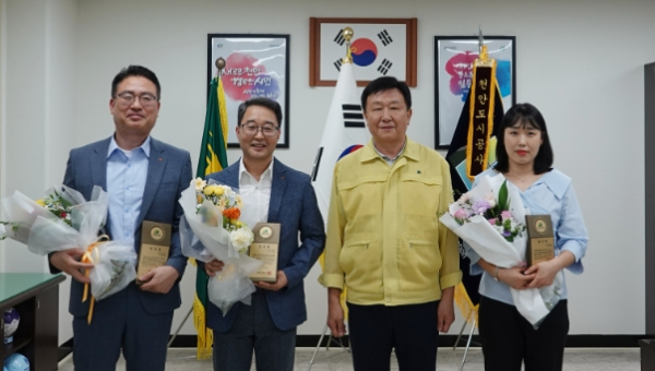 천안도시공사 12일 심폐소생술로 생명을 구한 시민분들게 감사패를 전달하고 있다.