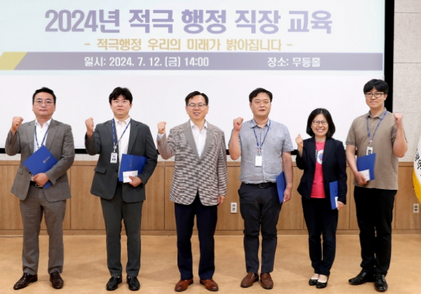 고광완 광주광역시 행정부시장이 12일 오후 서구 시청 2층 무등홀에서 ‘2024 상반기 적극행정 우수공무원 상장 수여식’을 갖고 기념촬영을 하고 있다.