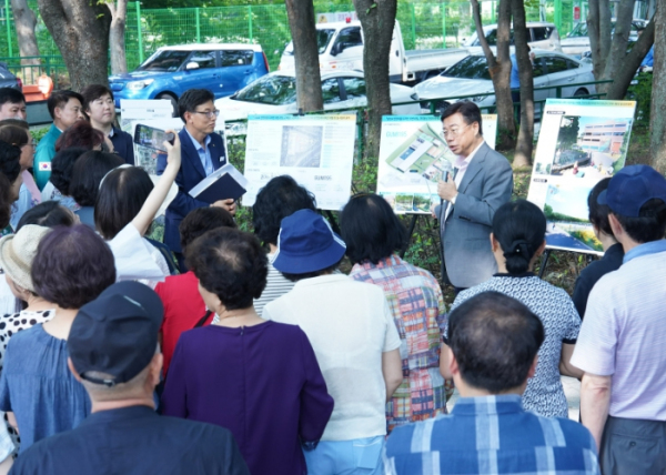 신상진 성남시장이 12알 구미동 옛 하수종말처리장을 방문해 주민들 상대로 즉석 간담회를 열고 있다.