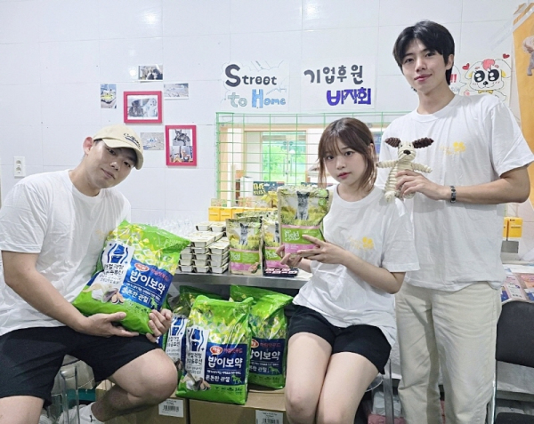(사)스트리투홈 - (사)글로벌동물권 인식개선 협회 - 스트리투홈 활동가들이 기업후원제품들을 홍보하고있다.