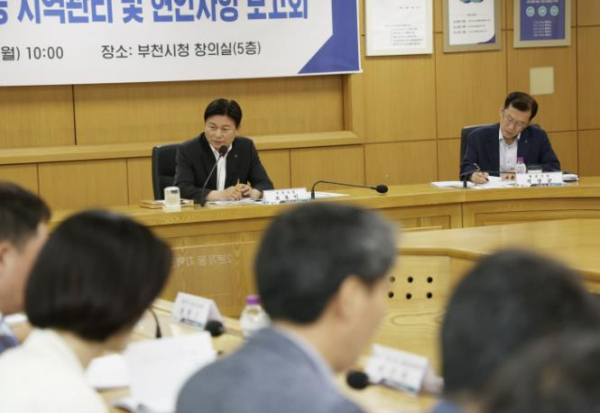 조용익 부천시장 주재로 3개 구청장 및 37개 동장이 참석한 가운데 ‘2024년도 2분기 동 지역관리 및 현안사항 보고회’를 개최하는 모습