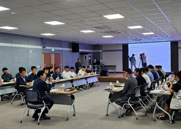 서태원 군수가 지난 6월 26일 허가민원과 공직자와 인허가 관련 이해관계인 등이 참석한 가운데 가평군 청렴문화 확산을 위해 다함께 노력해 나가자고 당부하고 있다.