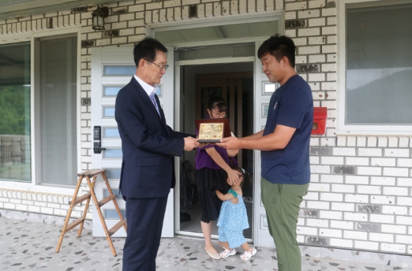 신안군수, 출산가정 방문 출산공로패 전달로 고마움 전해