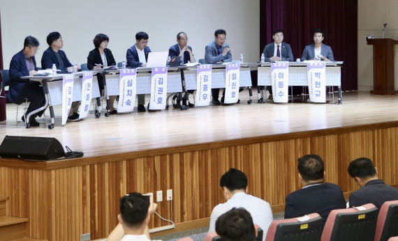 (가칭) 전남국제직업고 포럼에 참가한 전문가들이 토론을 하고 있다.