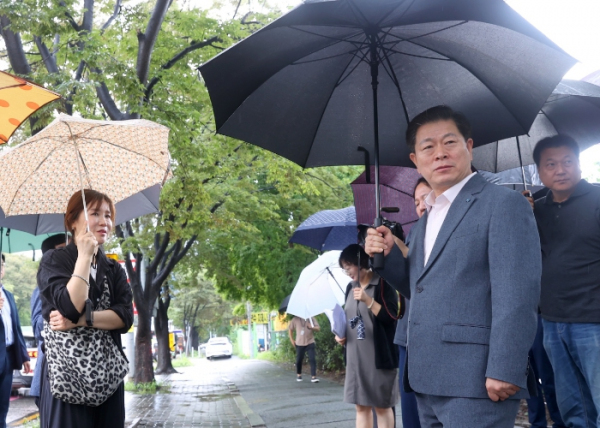 박승원 시장은 24일 하안4동에서 다섯 번째 ‘우리동네 시장실’을 진행했다(현안 현장 방문)
