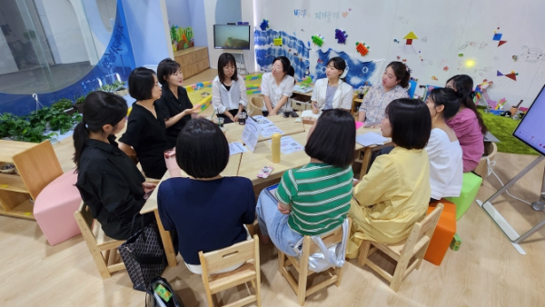전남 미래형유치원 교원들이 2024 글로컬미래교육 박람회 수업 영상을 보고 있다.