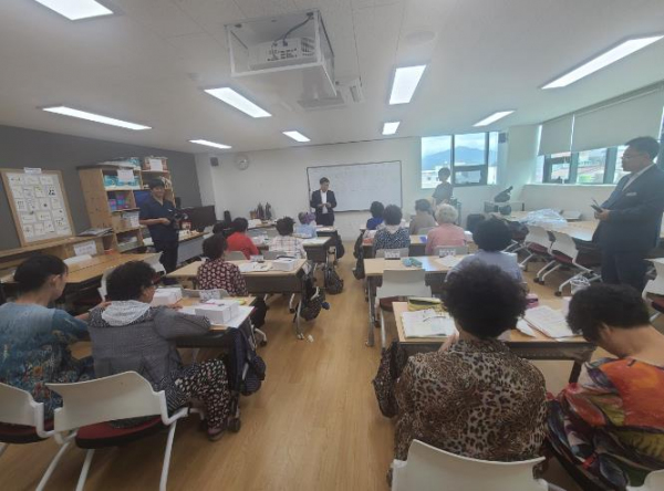 고성군 이상근 군수, 초등학력 인정과정 ‘고성군 늘배움학교’ 방문