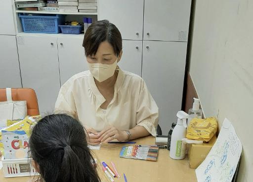 초등학교로 찾아가 상담을 진행하는 모습