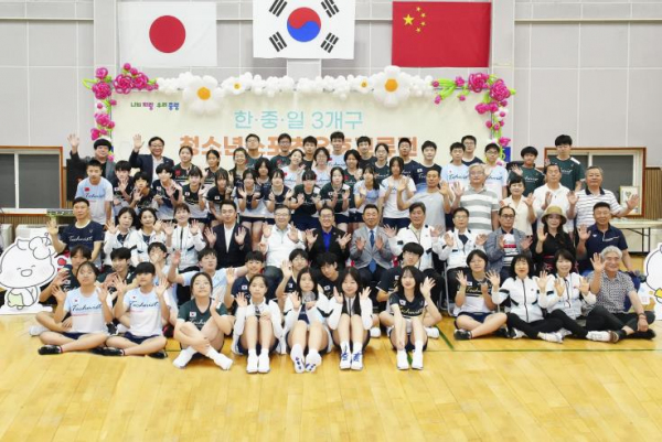 스포츠 우호교류 행사에 참여한 3개구의 대표단과 선수들이 기념촬영을 하고 있다