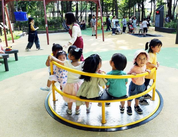 마들체육공원 통합놀이터에서 놀고 있는 아이들의 모습