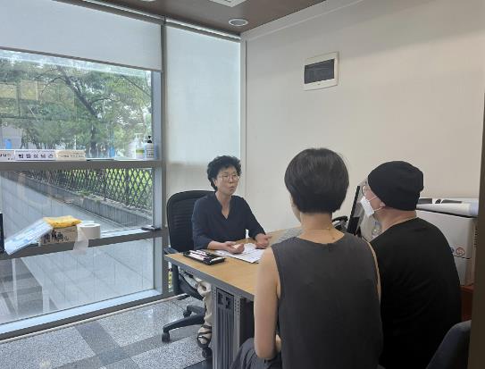 성동구청 1층 전문상담실에서 전문상담관이 맞춤형 부동산 상담을 진행하고 있는 모습