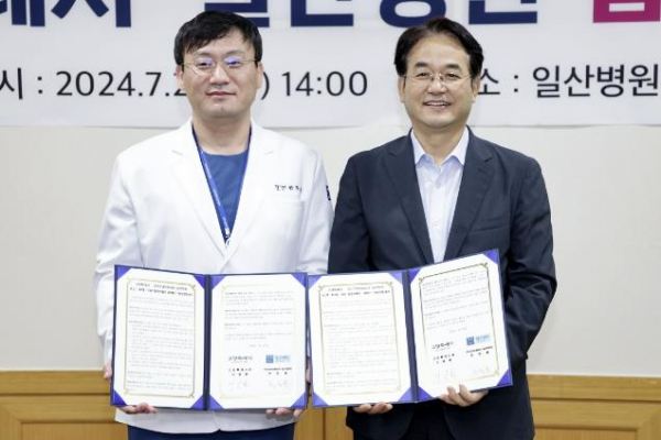 고양특례시-일산병원‘보건·복지·의료 통합서비스 제공’업무협약식_이동환 고양특례시장(오른쪽), 한창훈 국민건강보험공단 일산병원장(왼쪽)