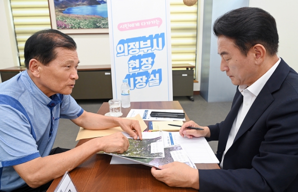 김동근 시장이 7월 26일 호원2동주민센터에서 ‘현장시장실’을 열고 주민들과 소통하고 있다.