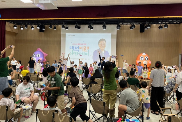 김영만 교수와 아동들이 종이접기 체험을 진행하고 있다.