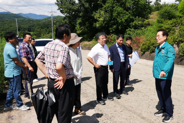 긴급 복구된 도로 상황을 점검하는 최기문 영천시장과 영천시 관계자들