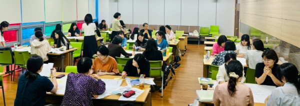 중등 독서인문교육 역량강화 연수에 참여한 교사들이 함께 독서토론 수업안을 협의하고 있다.